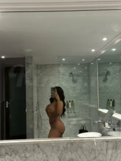 Nederlandstalige Ebony Courtesan in Rotterdam